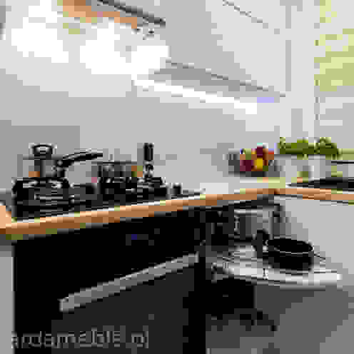 Kuchnia z nowoczesnym oświetleniem, Sebastian Germak - Avangarda Meble Sebastian Germak - Avangarda Meble Modern kitchen
