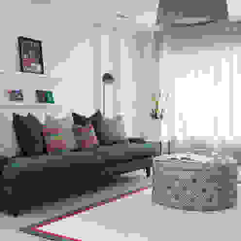 Living Room SWM Interiors & Sourcing Ltd Salones modernos Sofa,ottoman,floor lamp,ceiling shade,rug