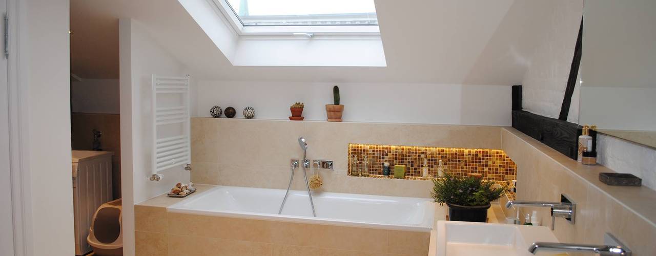 homify Modern bathroom