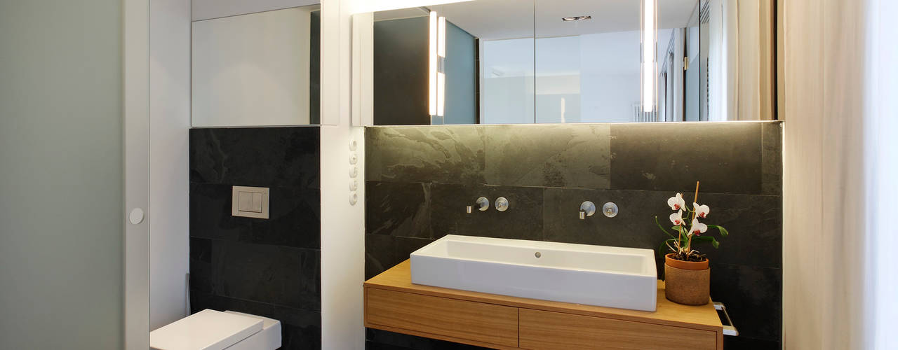 homify Modern bathroom