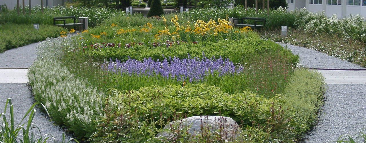 Ein ganz besonderer Hofgarten, neuegaerten-gartenkunst neuegaerten-gartenkunst Classic style garden