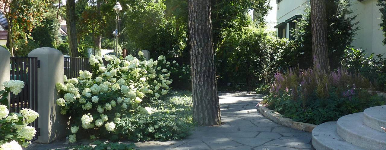 Blühender Hanggarten, neuegaerten-gartenkunst neuegaerten-gartenkunst Jardines de estilo clásico