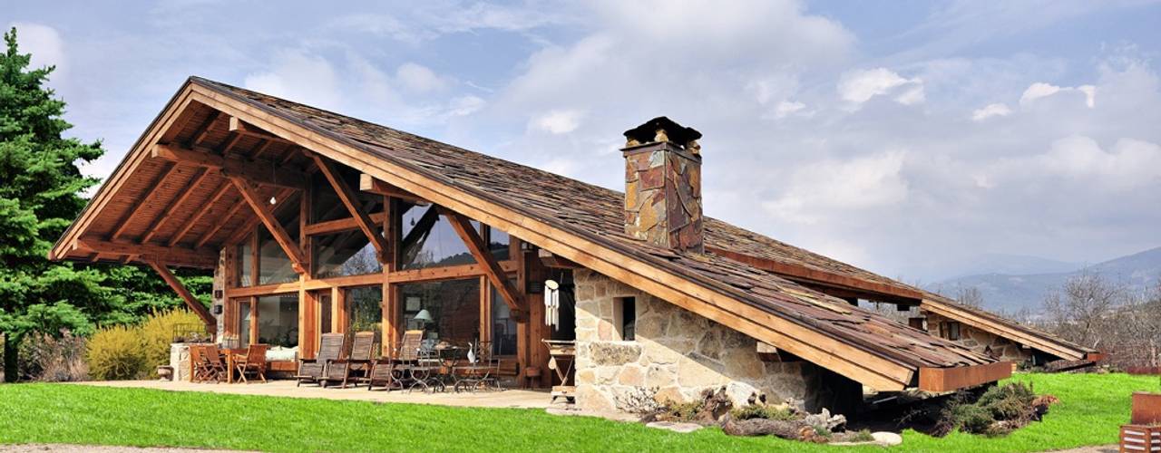 La casa del tejado hasta el suelo. Becerril de la Sierra, Madrid, Manuel Monroy Pagnon, arquitecto Manuel Monroy Pagnon, arquitecto Koridor & Tangga Gaya Rustic