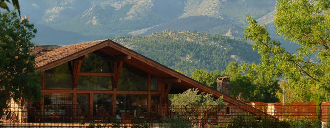 La casa del tejado hasta el suelo. Becerril de la Sierra, Madrid, Manuel Monroy Pagnon, arquitecto Manuel Monroy Pagnon, arquitecto Koridor & Tangga Gaya Rustic