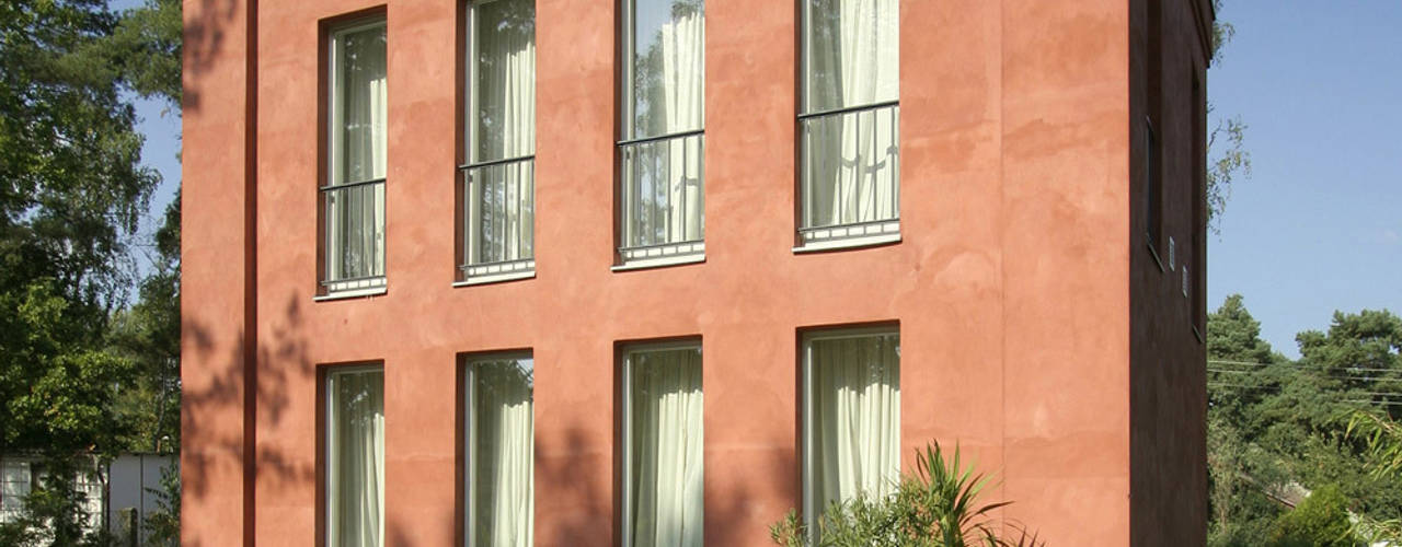 Temperamentvolles Rot - Wohnhaus in bewaldeter Umgebung , CG VOGEL ARCHITEKTEN CG VOGEL ARCHITEKTEN Classic style houses