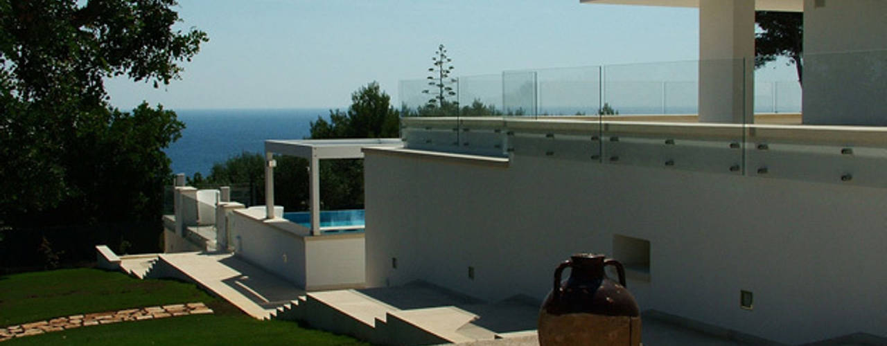 Villa del Faro: L’uso della pietra si rivela vincente, Sebastiano Canzano Architects Sebastiano Canzano Architects Casas modernas
