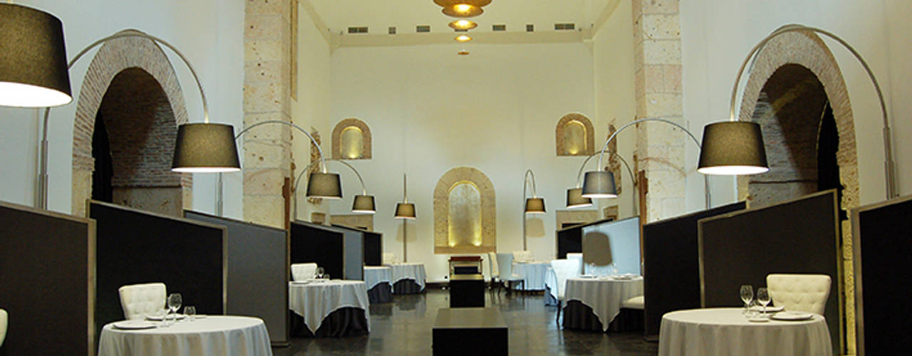 Restaurante Villena en Iglesia de Segovia, FrAncisco SilvÁn CorrAl ArquitecturaDeInterior FrAncisco SilvÁn CorrAl ArquitecturaDeInterior Powierzchnie handlowe