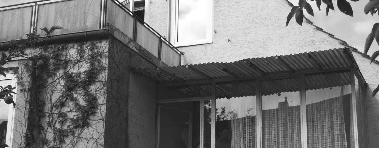 Siedlungshaus mit Holzscheibe, zymara und loitzenbauer architekten bda zymara und loitzenbauer architekten bda Casas modernas: Ideas, imágenes y decoración
