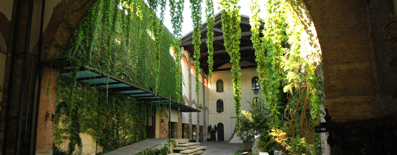 Entrance to SER.MI.G Chapel, Comoglio Architetti Comoglio Architetti Сад в стиле кантри