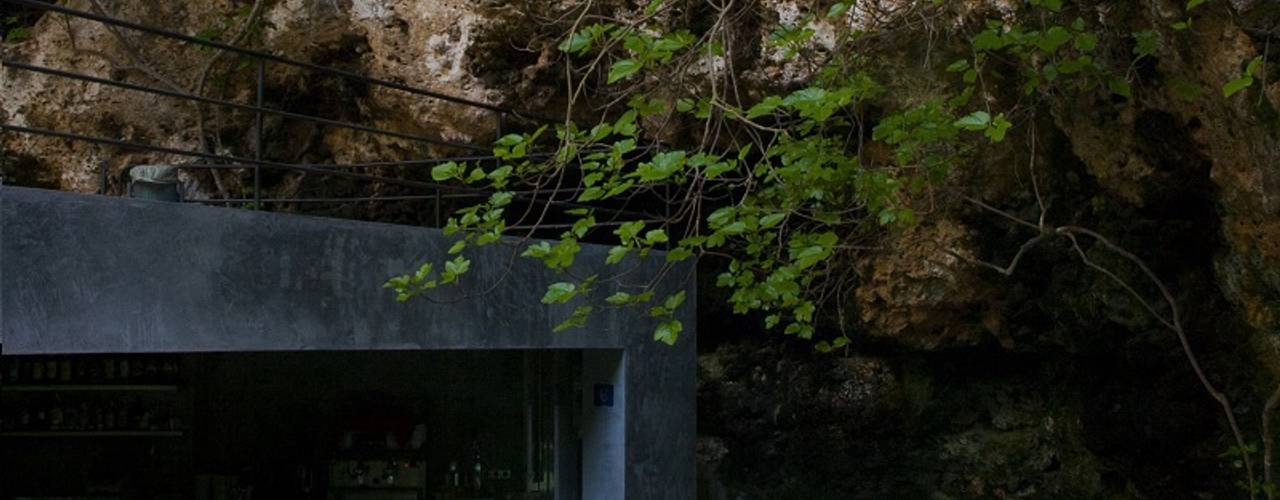 Bar in the Caves of Porto Cristo, A2arquitectos A2arquitectos Balcones y terrazas de estilo moderno