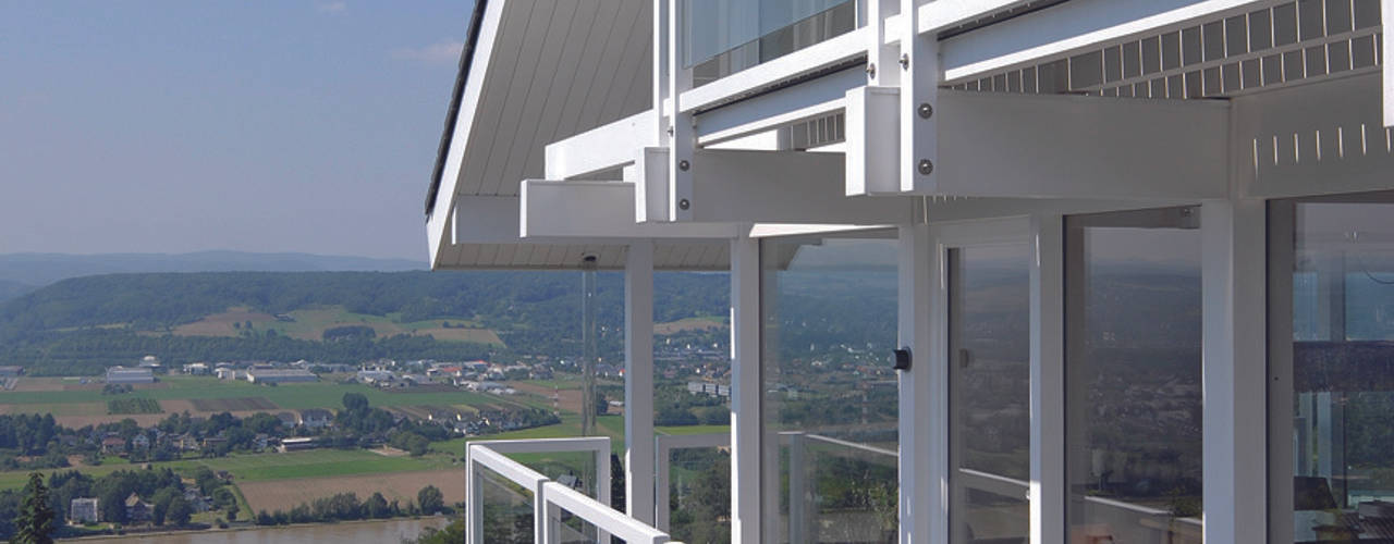 Panoramalage im Siebengebierge, DAVINCI HAUS GmbH & Co. KG DAVINCI HAUS GmbH & Co. KG Balcones y terrazas clásicos
