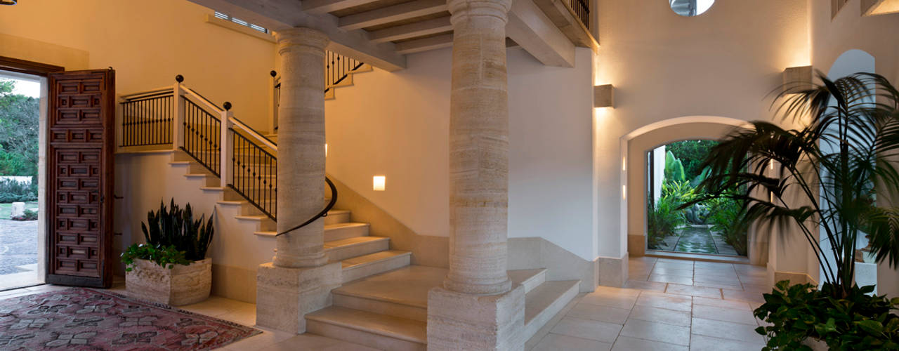 Casa Artigas, Artigas Arquitectos Artigas Arquitectos Rustic style corridor, hallway & stairs