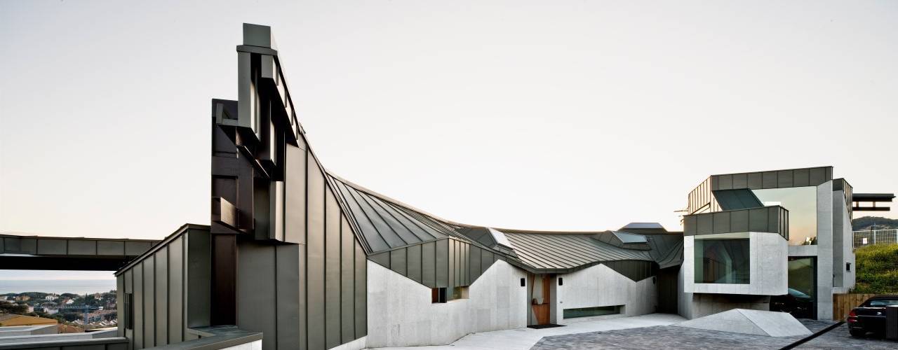 Topographic house in Llavaneres, MIAS Architects MIAS Architects Modern houses