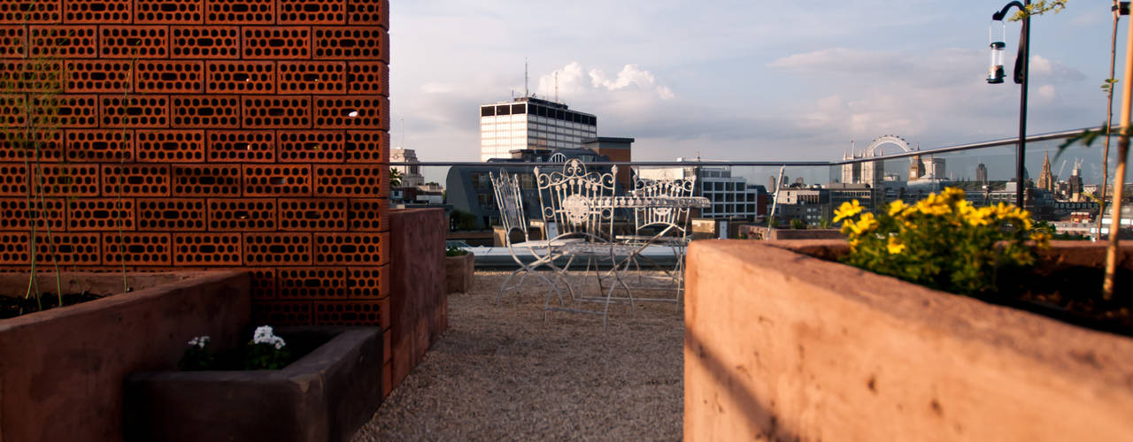 A Stunning Penthouse Terrace Project in London, Urban Roof Gardens Urban Roof Gardens Moderne balkons, veranda's en terrassen