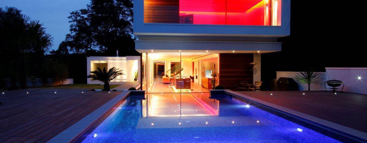 A Fascinating Pool Spa with Glass Wall, Tanby Pools Tanby Pools Giardino moderno