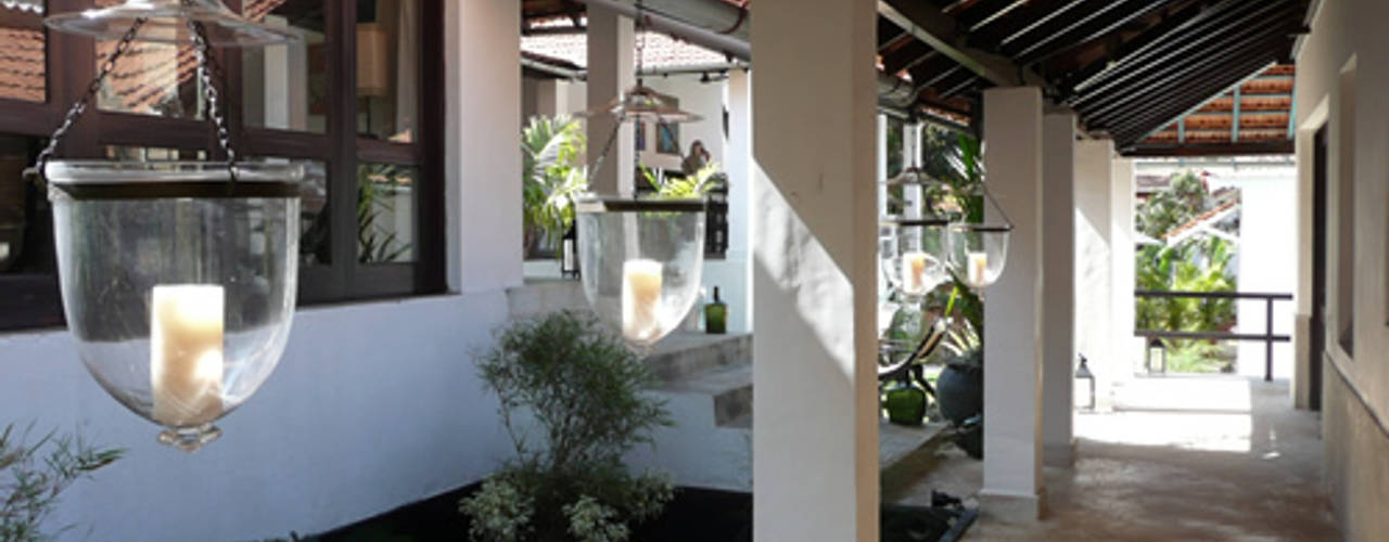 Two Houses in Goa, 4D Studio Architects and Interior Designers 4D Studio Architects and Interior Designers Balcones y terrazas de estilo ecléctico