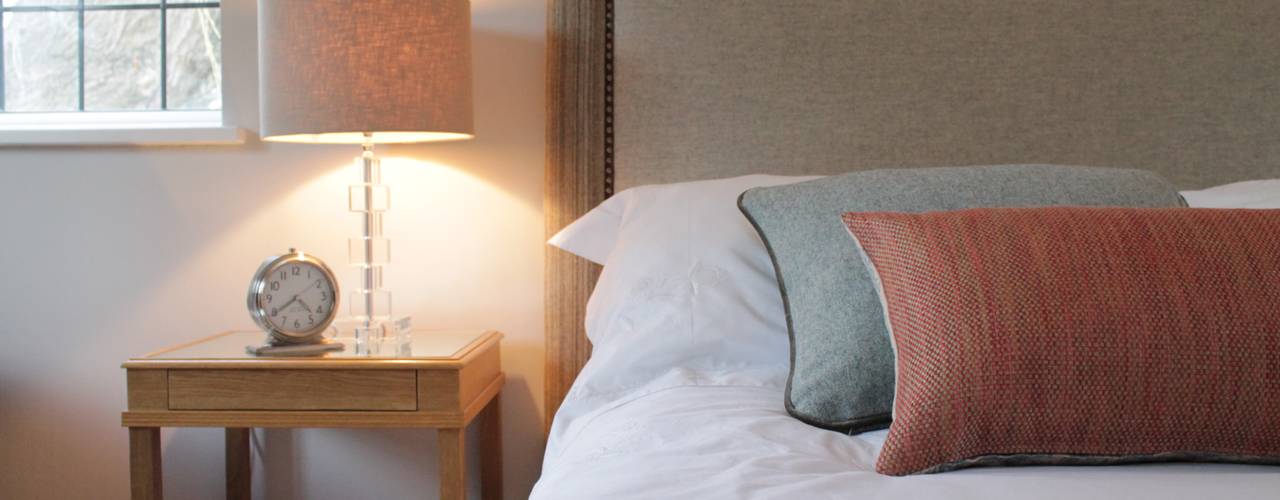 Bainbridge Luxury Upholstered Bed, TurnPost TurnPost モダンスタイルの寝室