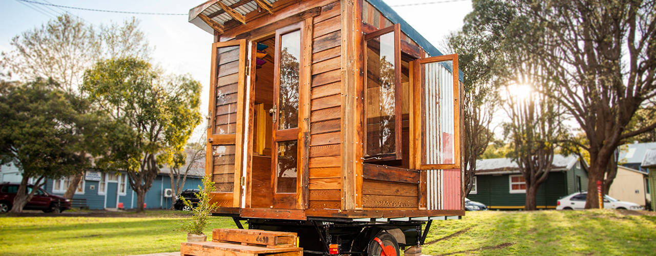 The Tiny House Project, The Upcyclist The Upcyclist オリジナルスタイルの 寝室