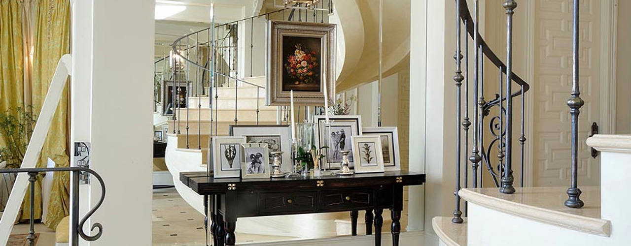 Гринфилд, DecorAndDesign DecorAndDesign Classic style corridor, hallway and stairs