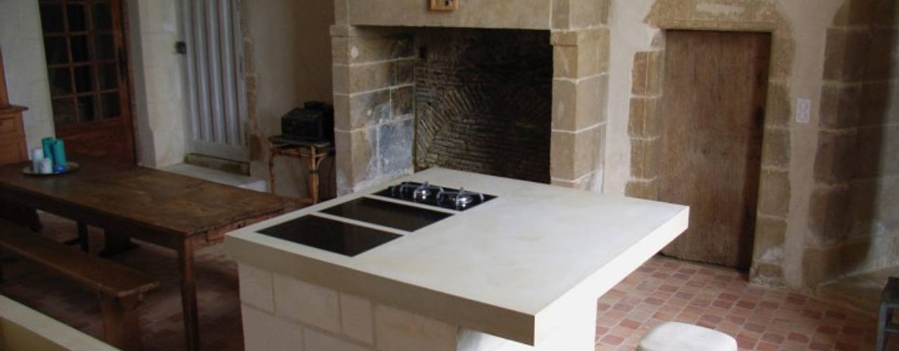 A Thirteen Century style Kitchen in white concrete, Concrete LCDA Concrete LCDA Cucina in stile rustico