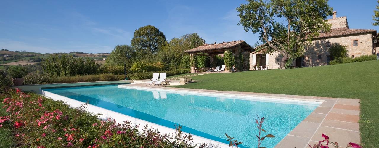 UNA NUOVA REALIZZAZIONE DI PISCINE CASTIGLIONE IMMERSA NEL VERDE DELLE COLLINE EMILIANE, PISCINE CASTIGLIONE PISCINE CASTIGLIONE Piscine moderne