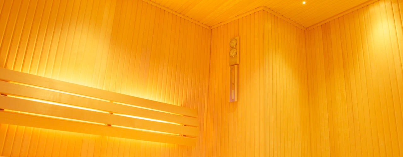 Luxury sauna and steam room installed in Cambridge, Leisurequip Limited Leisurequip Limited Gimnasios domésticos de estilo moderno