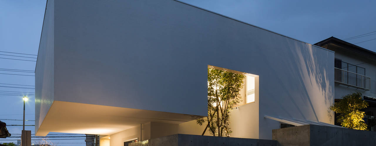 The House supplies a monotonous street with a passing view, Kenji Yanagawa Architect and Associates Kenji Yanagawa Architect and Associates Дома в стиле модерн