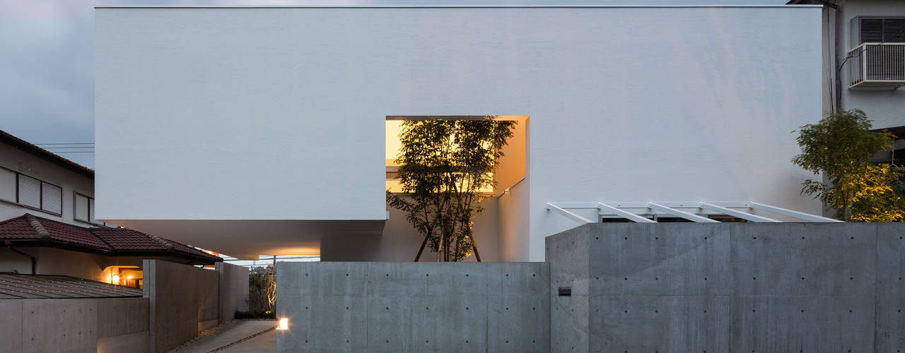 The House supplies a monotonous street with a passing view, Kenji Yanagawa Architect and Associates Kenji Yanagawa Architect and Associates モダンな 家