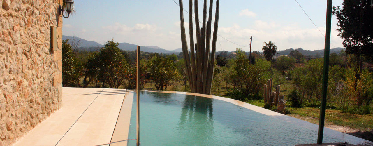 Swimming Pool in Capdella, Majorca, Joan Miquel Segui Arquitecte Joan Miquel Segui Arquitecte Mediterranean style pool Stone