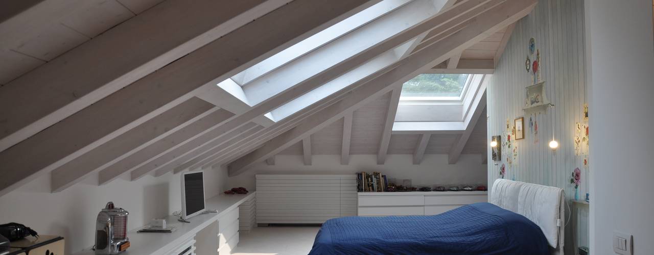 Renovation and interior design attic, F_Studio+ dell'Arch. Davide Friso F_Studio+ dell'Arch. Davide Friso Chambre moderne