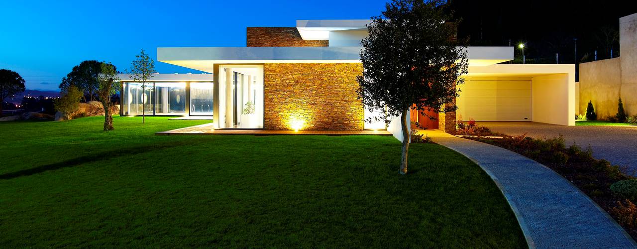 Casa moderna de dimensões generosas e piscina interior, Risco Singular - Arquitectura Lda Risco Singular - Arquitectura Lda 房子