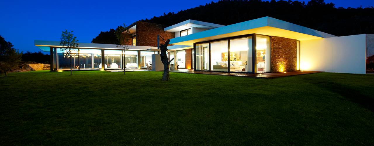 Casa moderna de dimensões generosas e piscina interior, Risco Singular - Arquitectura Lda Risco Singular - Arquitectura Lda Minimalist houses