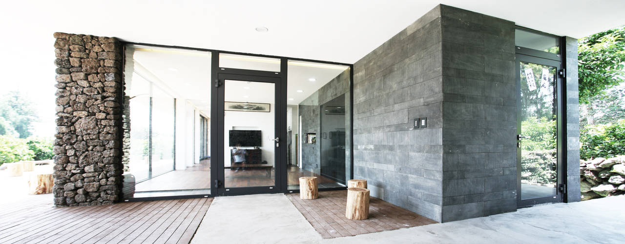 STONE WALL HOUSE 제주 돌담집, HBA-rchitects HBA-rchitects Minimalist Oturma Odası