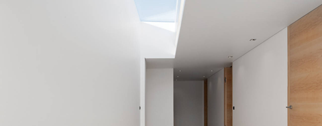 XIEIRA HOUSE II, A2+ ARQUITECTOS A2+ ARQUITECTOS Pasillos, vestíbulos y escaleras de estilo moderno Derivados de madera Transparente