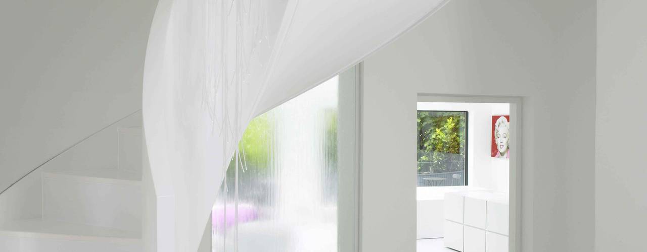 Ice White House-Luxury home, Quirke McNamara Quirke McNamara Ingresso, Corridoio & Scale in stile minimalista