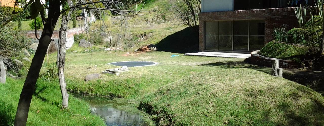 CASA CANTERBURRY, CESAR MONCADA SALAZAR (L2M ARQUITECTOS S DE RL DE CV) CESAR MONCADA SALAZAR (L2M ARQUITECTOS S DE RL DE CV) Rustic style garden