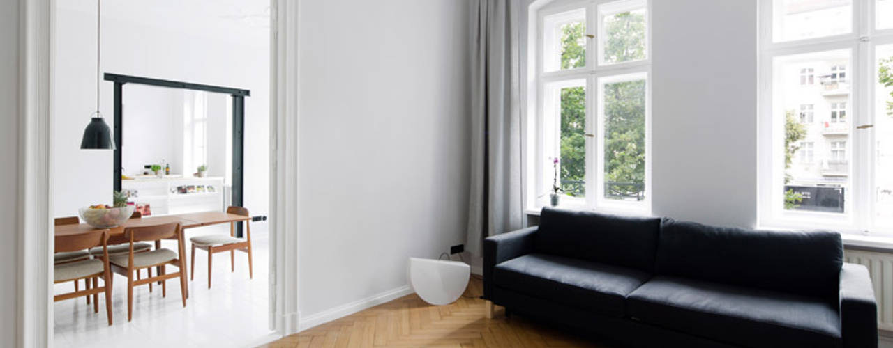 A Spacious Apartment in Prenzlauer Berg, lifelife GmbH lifelife GmbH Scandinavian style living room