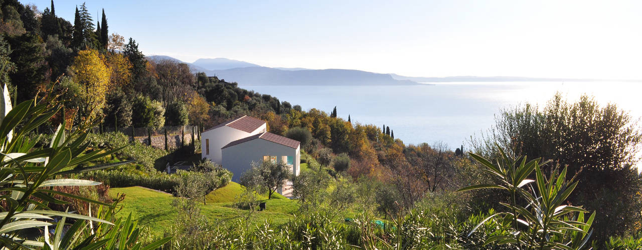 CASA OLEARIA PAIGLE . LAGO DI GARDA, brandl architekten . bda brandl architekten . bda Nhà phong cách tối giản