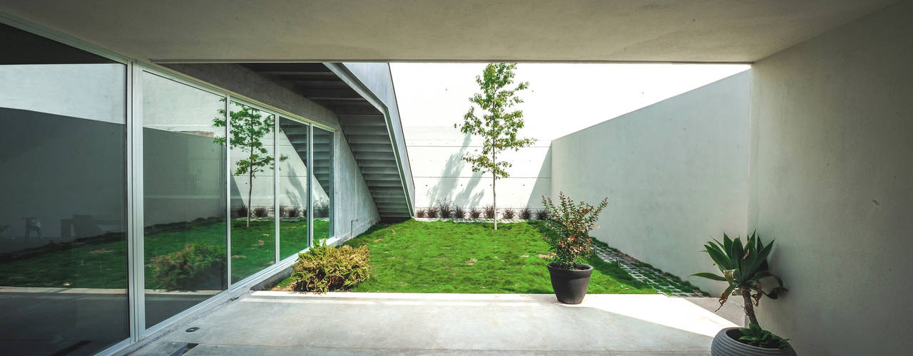 IPE HOUSE, P+0 Arquitectura P+0 Arquitectura Jardines de estilo moderno