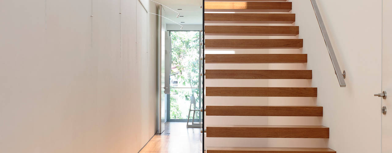 Bridge Over Water, HYLA Architects HYLA Architects Modern corridor, hallway & stairs