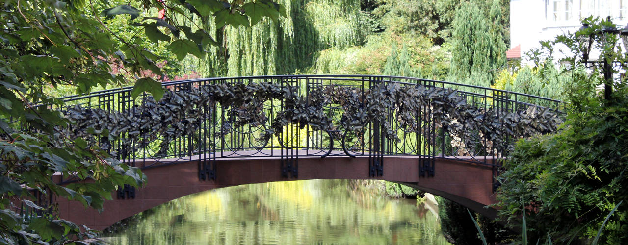 Bespoke railings for a private bridge (exclusive gardens in London), VilliZANINI Wrought Iron Art Since 1655 VilliZANINI Wrought Iron Art Since 1655 Zen-tuin IJzer / Staal
