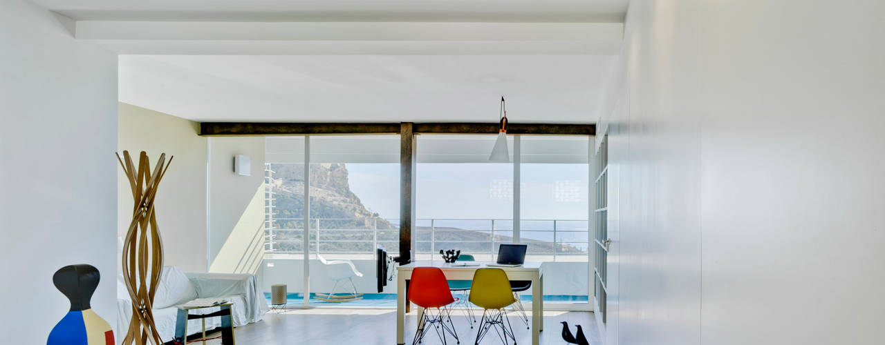 Un Pequeño piso en Alicante con Terraza y una vista al mar ¡espectacular!, FLAP STUDIO FLAP STUDIO モダンな 家