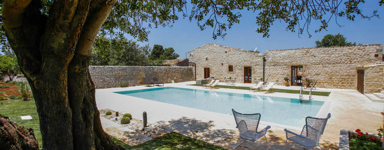 Casa Salina: Un antico caseggiato rurale risalente alla fine dell'800, Viviana Pitrolo architetto Viviana Pitrolo architetto Jardines de estilo rural