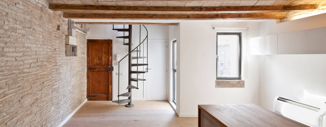 FLAT FOR A PHOTOGRAPHER, Alex Gasca, architects. Alex Gasca, architects. 地中海走廊，走廊和楼梯