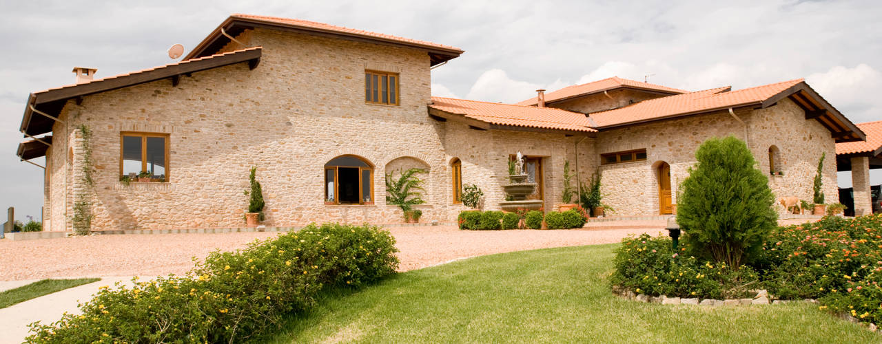 Casa Toscana em Serra Negra, Tikkanen arquitetura Tikkanen arquitetura カントリーな 家