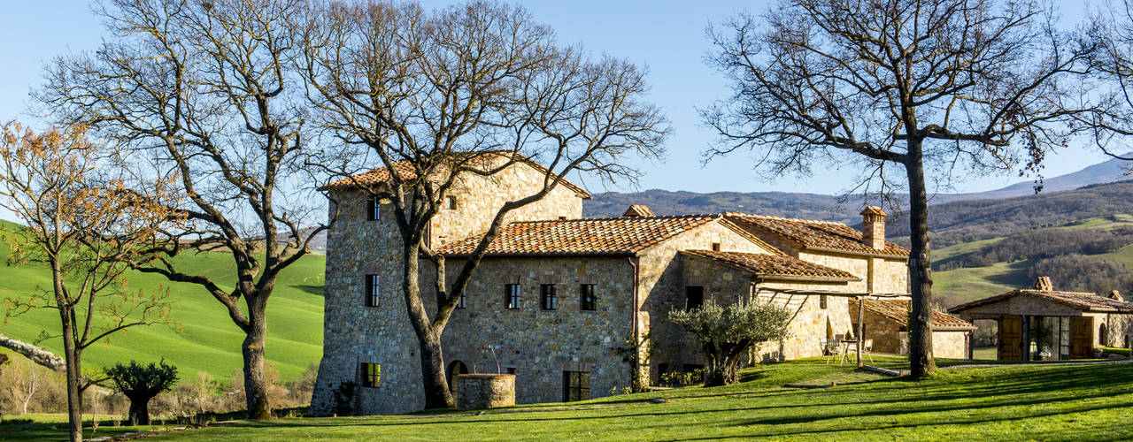 Une Villa Qui a des Inspirations Italienne: Toscane, dmesure dmesure Casas de estilo mediterráneo