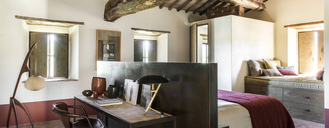 Une Villa Qui a des Inspirations Italienne: Toscane, dmesure dmesure Phòng ngủ phong cách Địa Trung Hải