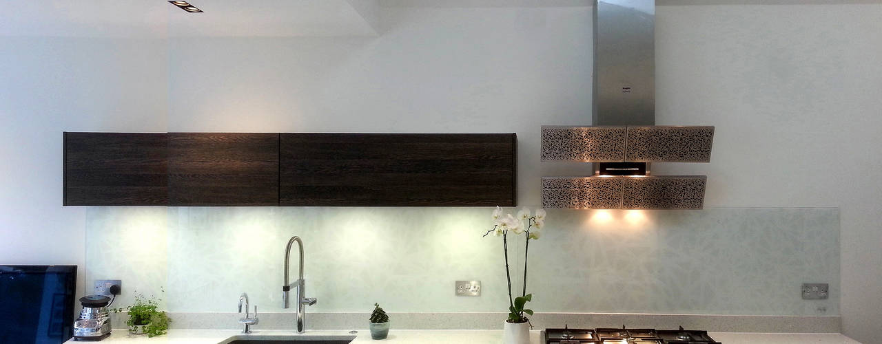 Bespoke splashback- interpretation of Blanco Arte by Gutman extractor hood, Glartique Ltd Glartique Ltd Meer ruimtes