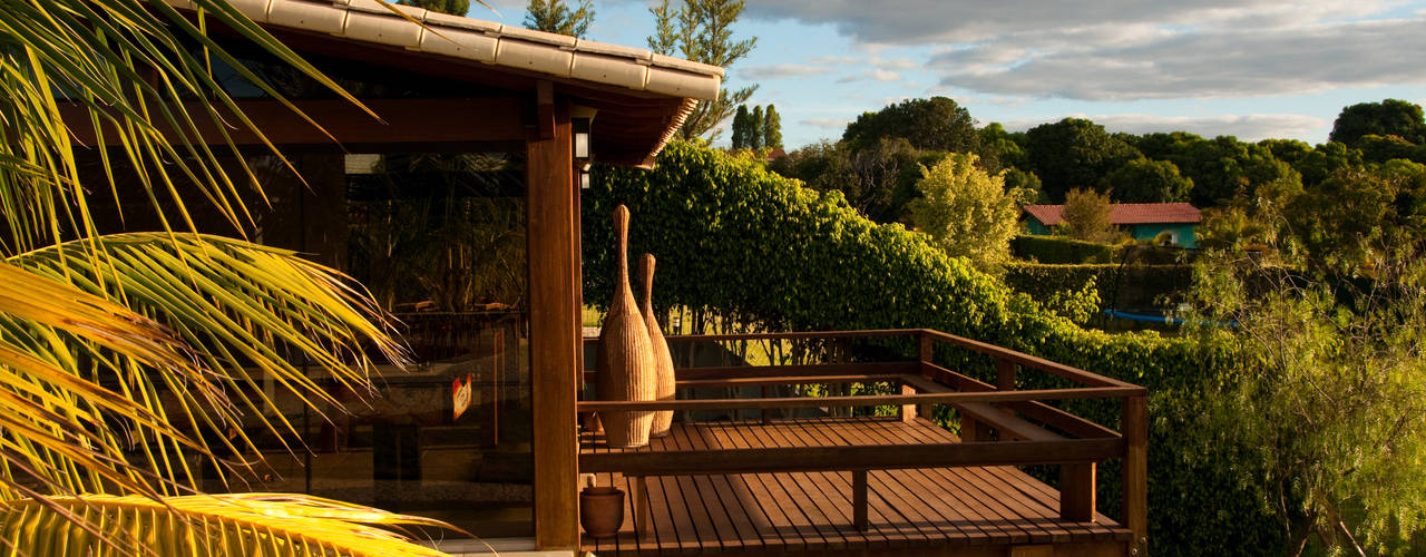 CASA COM VIDRO E MADEIRA, NATALIE TRAMONTINI ARQUITETURA E INTERIORES NATALIE TRAMONTINI ARQUITETURA E INTERIORES Casas de estilo rural