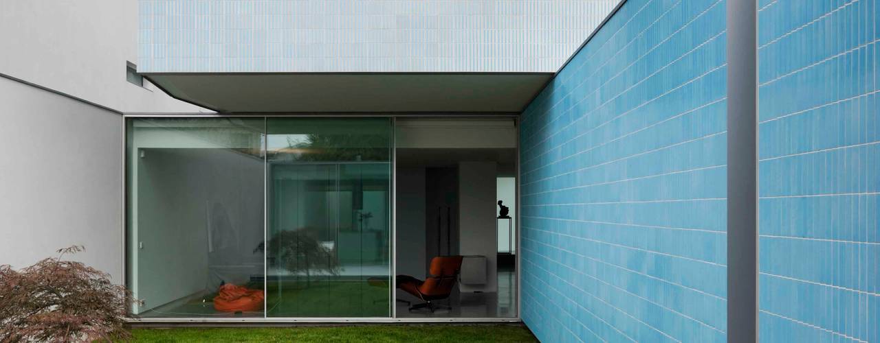 Casa Ricardo Pinto, CORREIA/RAGAZZI ARQUITECTOS CORREIA/RAGAZZI ARQUITECTOS Modern Garden